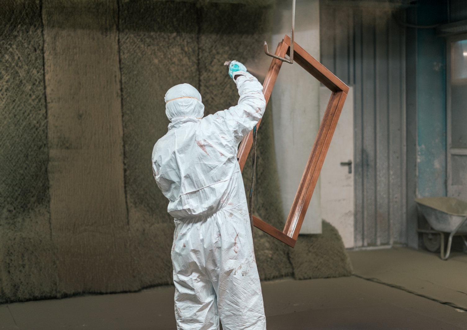 Holzfenster werden lackiert